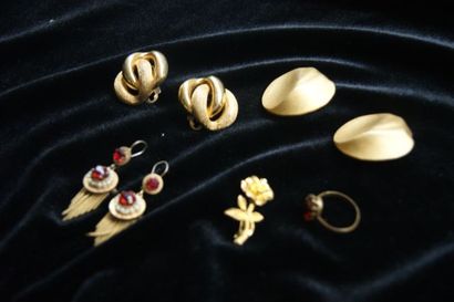 null Lot de bijoux fantaisie en métal doré, comprenant 2 paires de clips d'oreilles,...