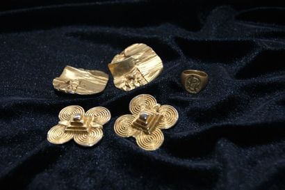 null Lot de bijoux fantaisie en métal doré, comprenant 2 paires de clips d'oreilles...