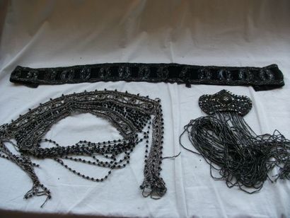 null Lot en métal et perles de verre, comprenant une ceinture (long.: 80 cm), un...