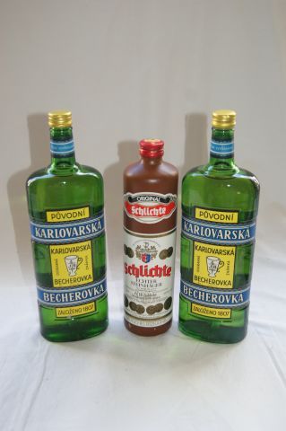 null Lot de 3 bouteilles d'apéritifs : 2 de Karlovarska et 1 de Schnaps.