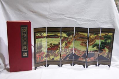 null CHINE Paravent miniature en bois laqué, à décor d'un paysage animé. 6 feuilles...
