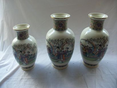null Paire de vases en porcelaine blanche, à décor polychrome de scènes chinoises....