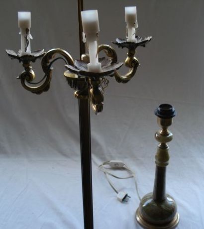 null Lot comprenant un lampadaire en bronze et un pied de lampe en onyx. 160 et 38...