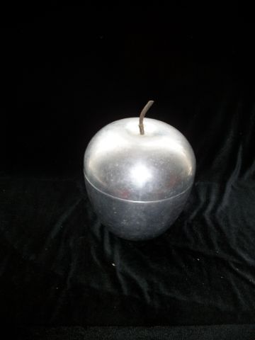 null Seau à glace en métal argenté en forme de pomme. Circa 1970. (petits enfoncements,...