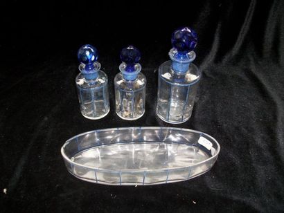 null Ensemble en verre bleu, comprenant 3 flacons (13-17cm) et un plateau (égren...