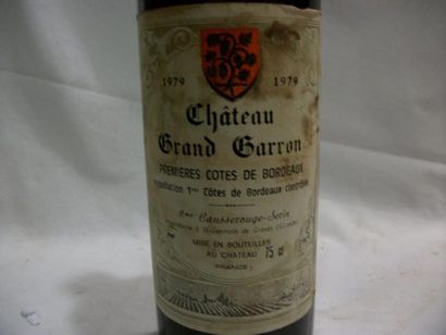 null Lot de deux bouteilles de vin rouge : Château Fourtaney 1976 (B, étiquette tachée)...
