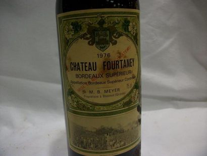 null Lot de deux bouteilles de vin rouge : Château Fourtaney 1976 (B, étiquette tachée)...