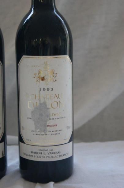 null 3 bouteilles de Haut Médoc, Château Dillon, 1993 (étiquettes déchirées).