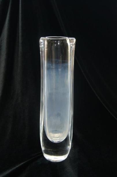 null DAUM Vase en cristal translucide .H. 29 cm