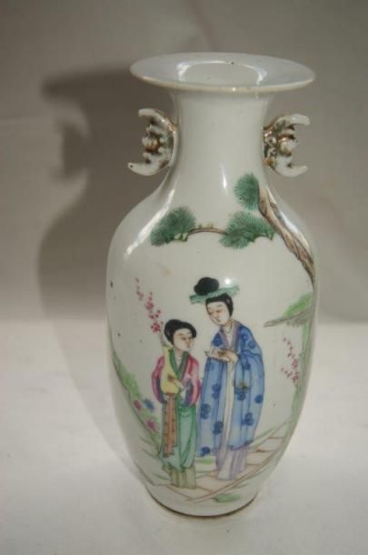 null CHINE Vase en porcelaine blanche à décor de personnages. H.23 cm