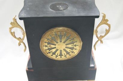 null Pendule borne en marbre et régule doré. Vers 1860. Haut.: 28 cm