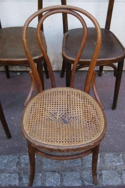 null THONET 4 chaises bandeaux en bois naturel. On y joint une chaise cannée Fischel...