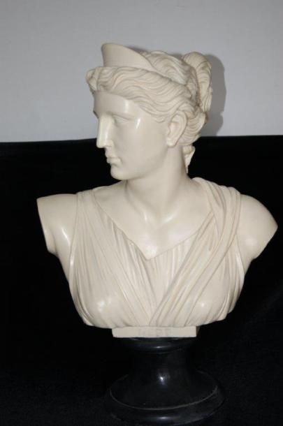 null D'après SANTINI, Buste d'Hébé en résine à l'imitation du marbre. Socle en marbre...