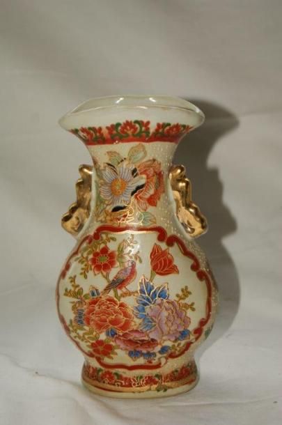 null JAPON Vase en porcelaine polychrome, à décor d'oiseaux branchés. Haut.: 20 ...
