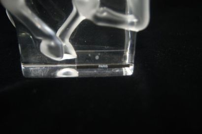 null LALIQUE sculpture en cristal dépoli figurant un cheval au galop. 11x17 cm