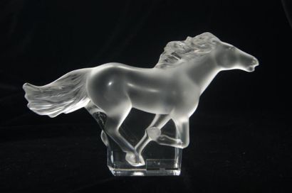 null LALIQUE sculpture en cristal dépoli figurant un cheval au galop. 11x17 cm