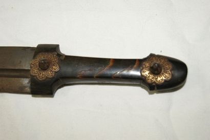 null Caucase, dague "Kama", XIXe siècle. Long.: 40 cm Sans fourreau.
