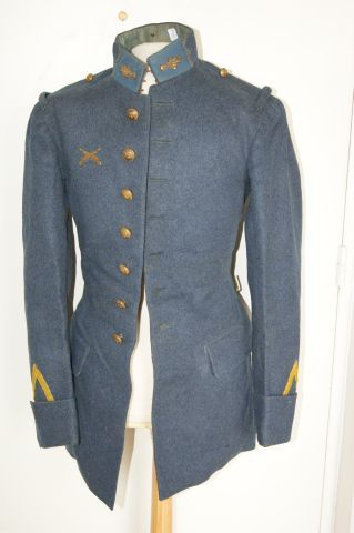 null Veste de sergent en drap bleu horizon. Vers 1915. Epaules : 40 cm Long.: 80...