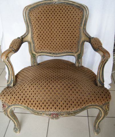 null Petit fauteuil en bois laqué, style Louis XV. Garniture de velours marron. Hauteur...