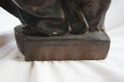 null DUBOIS Paul, 1827-1905 
Charité 
Bronze patiné.
Signé à l'arrière, marqué "...