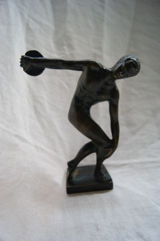 null ECOLE MODERNE DU XXe "Le Discobole" bronze à patine brune. H . 16 cm