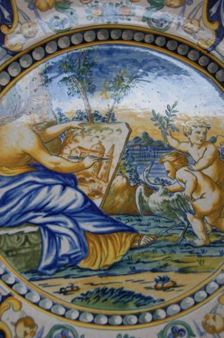 null Dans le goût d'Urbino, Paire de plats en majolique polychrome, à décor de scènes...