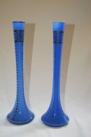 null Paire de vases soliflores en opaline bleue, à décor de guirlandes. Haut.: 34...