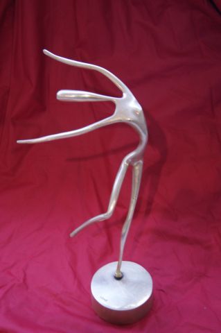 null LOHE Yves ( 1947) " danseuse" bronze à patine doré , signé sur le socle.H ....