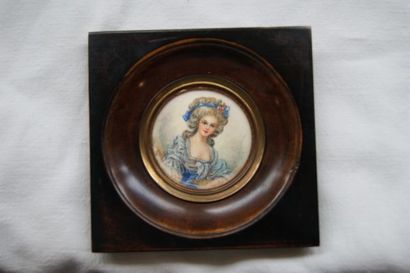 null Miniature figurant un portrait de jeune femme en costume XVIIIe. 5 x 5 cm Cadre...