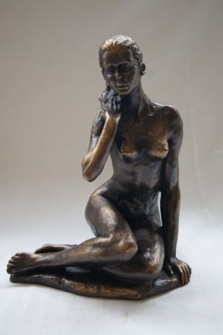 null Sculpture en plâtre à patine bronze, figurant une jeune femme dénudée. Signée...