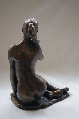 null Sculpture en plâtre à patine bronze, figurant une jeune femme dénudée. Signée...