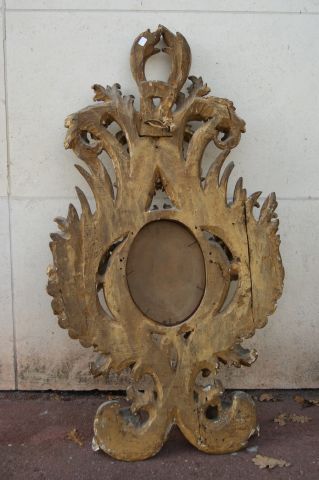 null ITALIE Important miroir en bois sculpté et stuqué (ancien porte-reliquaire ?)....