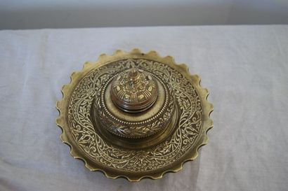 null Encrier en bronze à décor de végétaux, avec son godet. Diam.: 15 cm(accident...