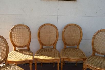 null Ensemble de 5 chaises en bois naturel assises cannées , Style Louis XVI . Accident...