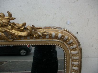 null Important miroir en bois stuqué et doré. 147 x 105 cm (accidents, manques)