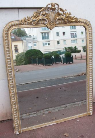 null Important miroir en bois stuqué et doré. 147 x 105 cm (accidents, manques)