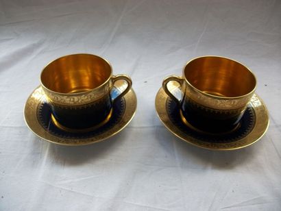 null LIMOGES Paire de tasses à thé et leurs sous-tasses en porcelaine bleue à rehauts...