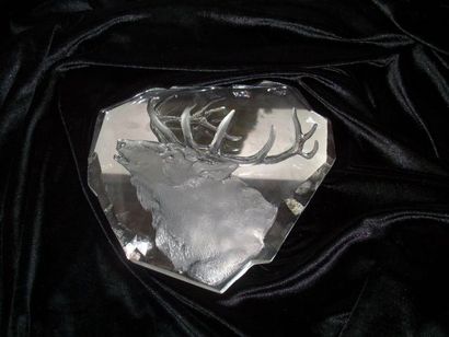 null Mats JONASSON Bas relief en cristal, figurant une tête de cerf. 20 cm Dans sa...
