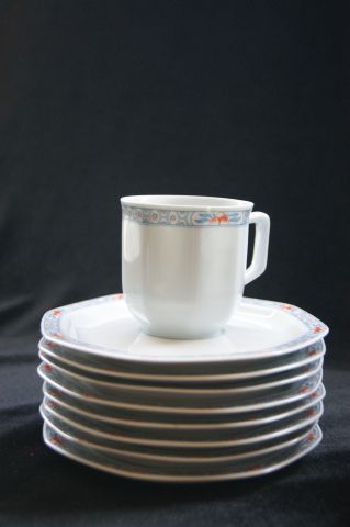 null LIMOGES (Haviland) Service à café en porcelaine polychrome, comprenant un plateau,...