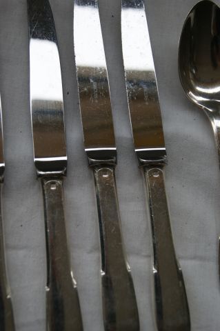 null ERCUIS Partie de ménagère en métal argenté, comprenant 9 couteaux, 9 cuillers,...