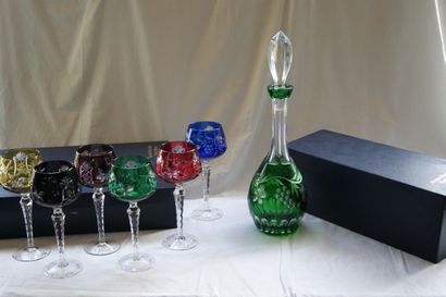 null Lot en cristal coloré taillé, comprenant une carafe et 6 verres. Dans leurs...