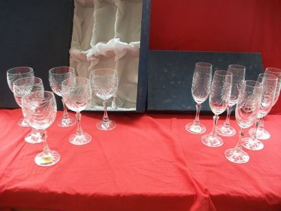 null Lorraine, 6 flûtes et 6 verres à eau en cristal taillé. Dans leurs boîtes.