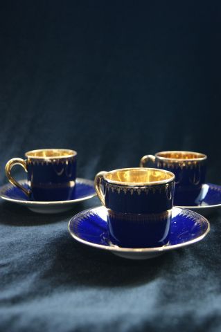 null LIMOGES par Singer 4 tasses et leurs sous-tasses en porcelaine bleu, à rehauts...