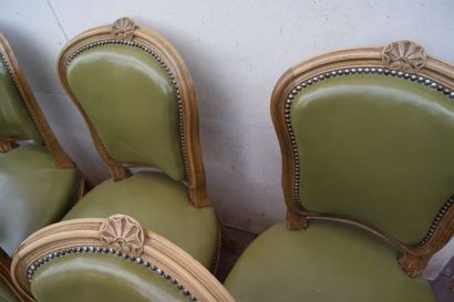 null Série de 8 chaises en bois naturel, style Louis XV. Garniture en simili cuir...