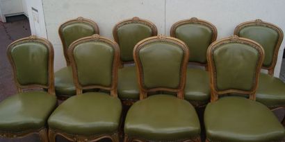null Série de 8 chaises en bois naturel, style Louis XV. Garniture en simili cuir...