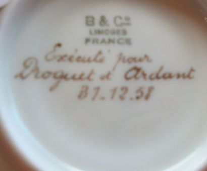 null LIMOGES (Bernardaud) Tasse et sa sous-tasse en porcelaine blanche à rehauts...