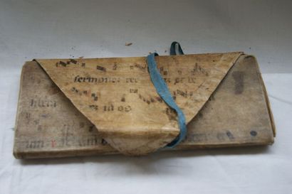 null Porte-feuille à lacets en velin. XVIIIe siècle. Remploi d'une feuille d'antiphonaire....