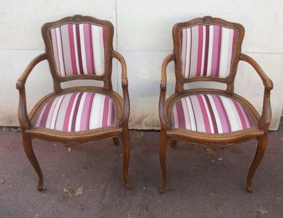 null Paire de fauteuils en bois naturel sculpté. Style Louis XV. Garniture de tissu...