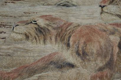 null JAPON Importante tapisserie en soie brodée, à décor d'un couple de lions. Vers...