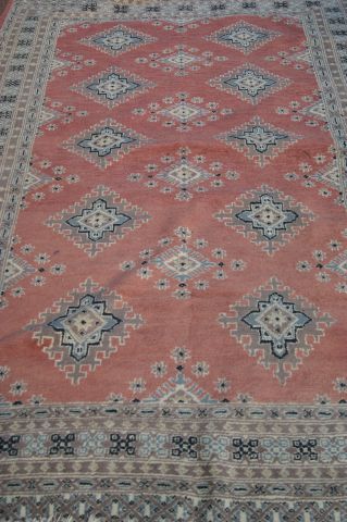 null PAKISTAN Tapis en laine à décor géométrique stylisé sur fond rose. 187 x 121...